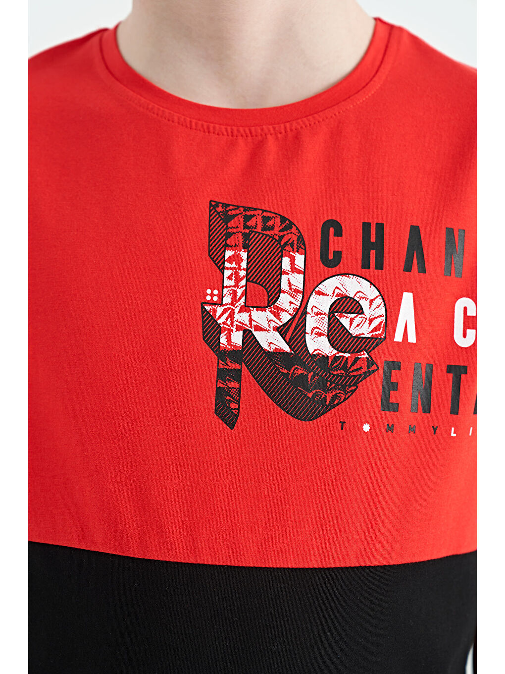 Kırmızı Fiesta Baskı Detaylı Renk Bloklu Standart Kalıp O Yaka Erkek Çocuk Tişört - 11107-2