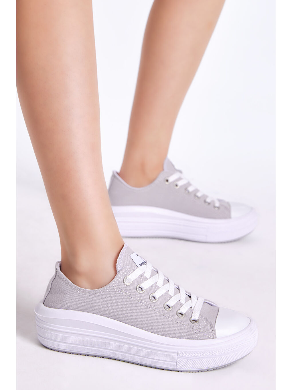 Kadın Gri Rahat Kalıp Kalın Tabanlı Spor Ayakkabı