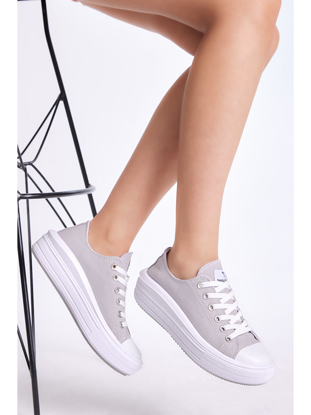 Kadın Gri Rahat Kalıp Kalın Tabanlı Spor Ayakkabı-1