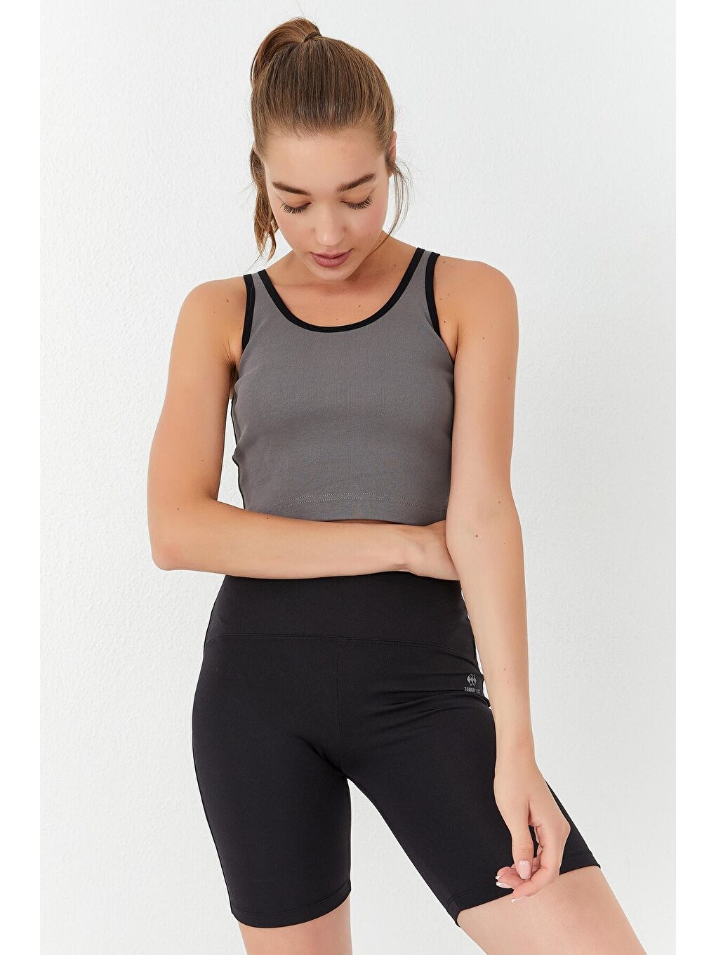 Gri Basic Sıfır Kol Dar Kalıp U Yaka Kadın Crop Top Atlet - 97162-3