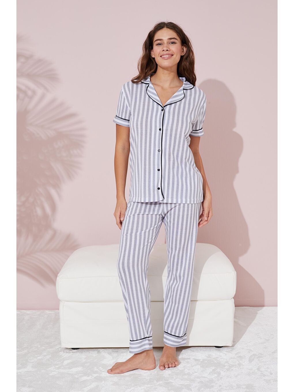Gri Beyaz Çizgi Desenli Kısa Kollu Düğmeli Biyeli Örme Pijama Takım