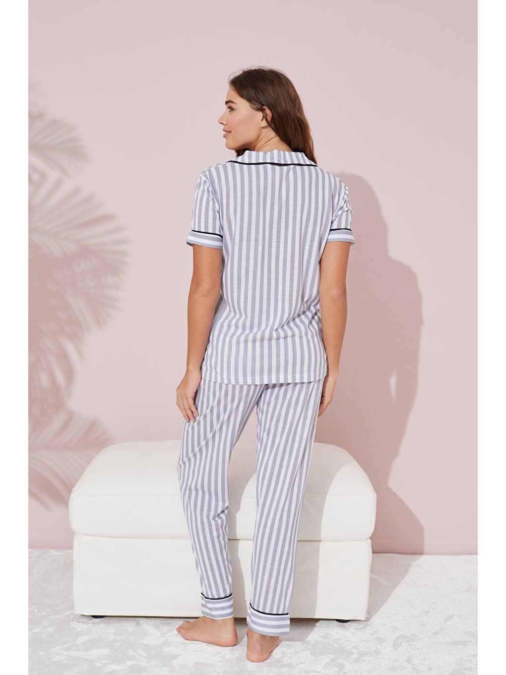 Gri Beyaz Çizgi Desenli Kısa Kollu Düğmeli Biyeli Örme Pijama Takım-1