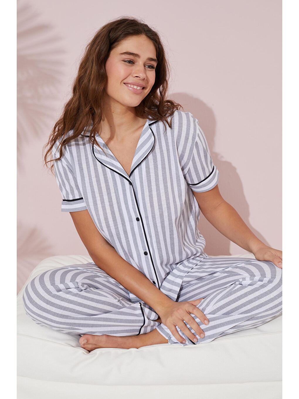 Gri Beyaz Çizgi Desenli Kısa Kollu Düğmeli Biyeli Örme Pijama Takım-2