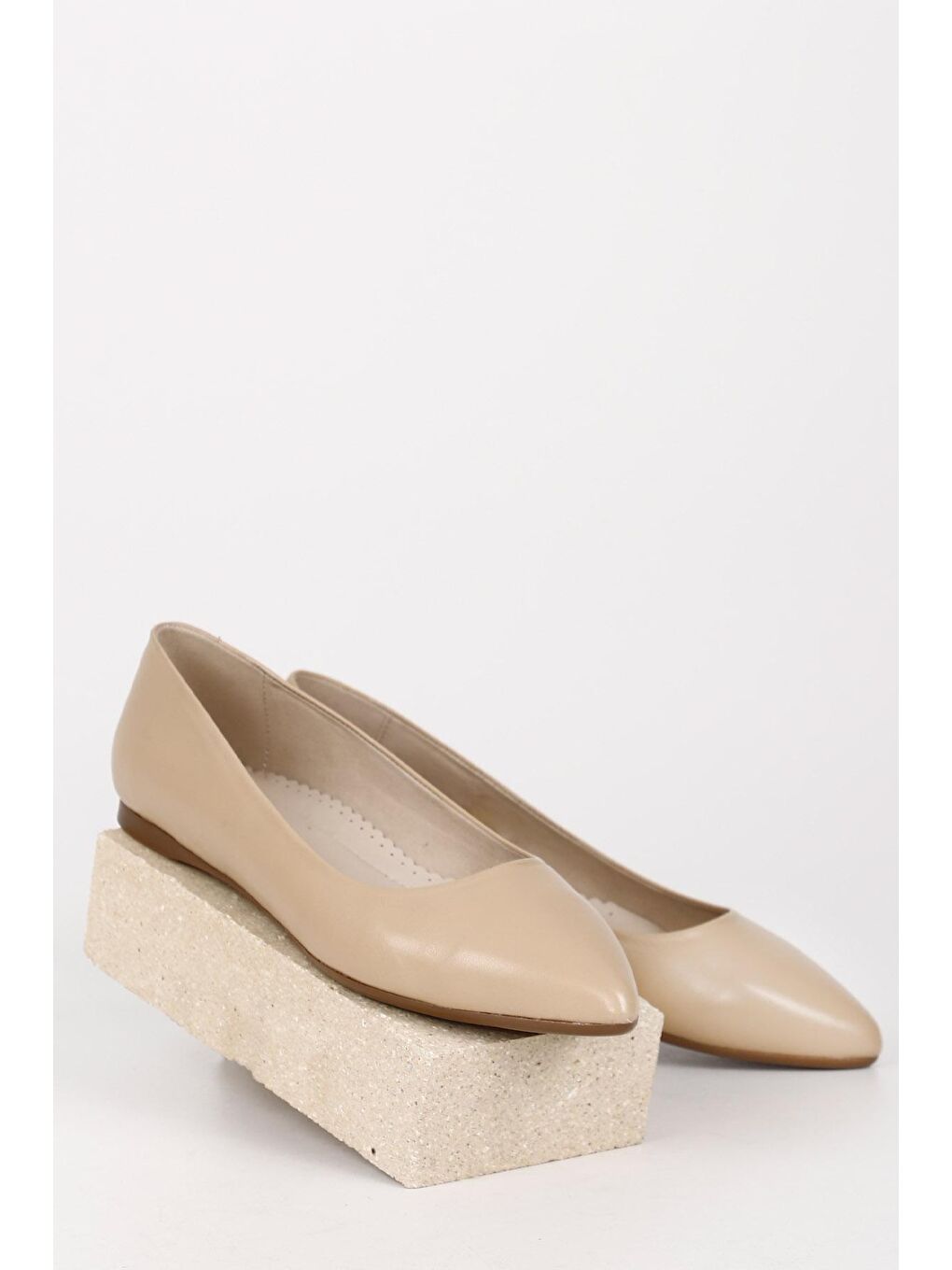 Bej Hakiki Deri Sivri Burun Düz Taban Kadın Babet 13389