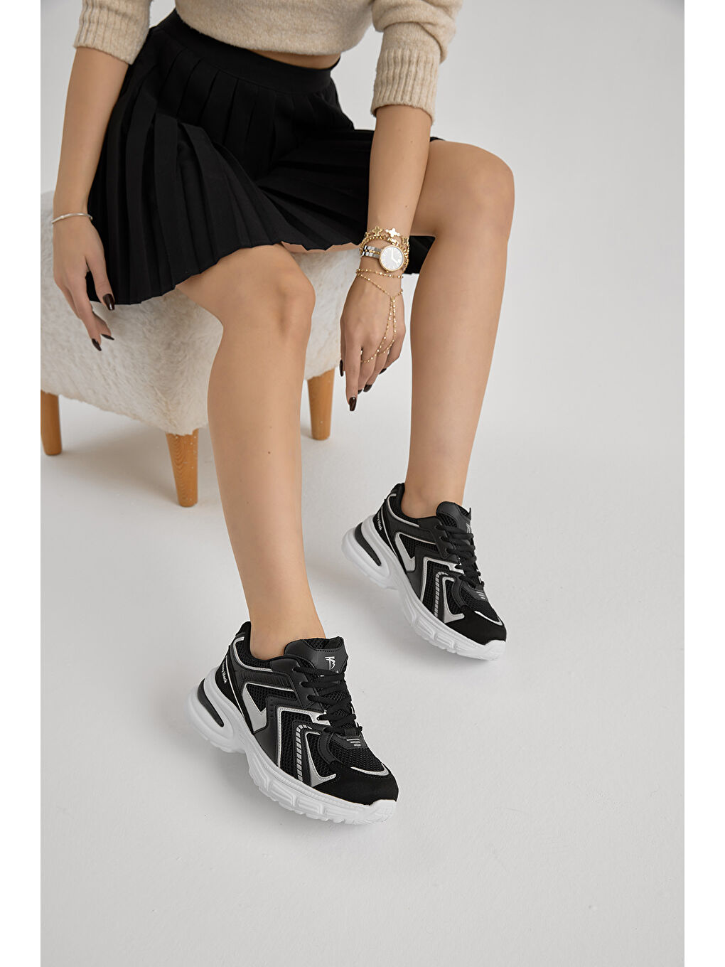 Kadın Siyah Beyaz Kalın Hafif Faylon Taban File Detaylı Bağcıklı Spor Ayakkabı-1