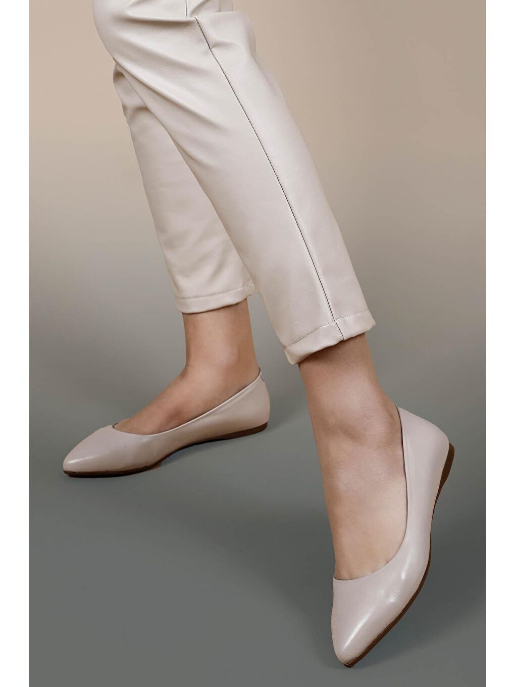 Bej Hakiki Deri Sivri Burun Düz Taban Kadın Babet 13389