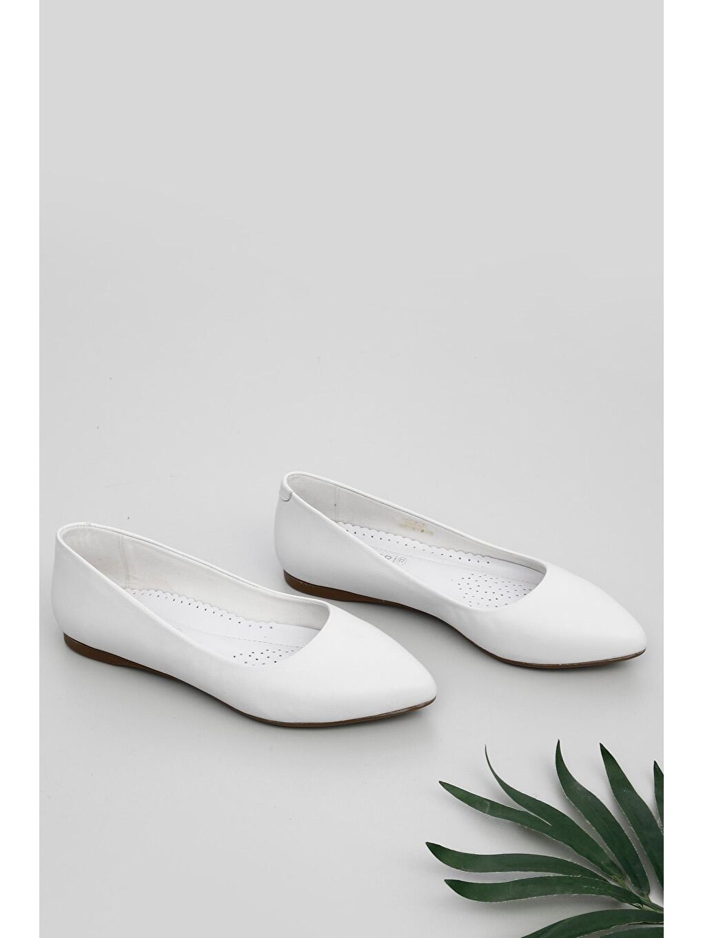 Beyaz Hakiki Deri Sivri Burun Düz Taban Kadın Babet 13389-1