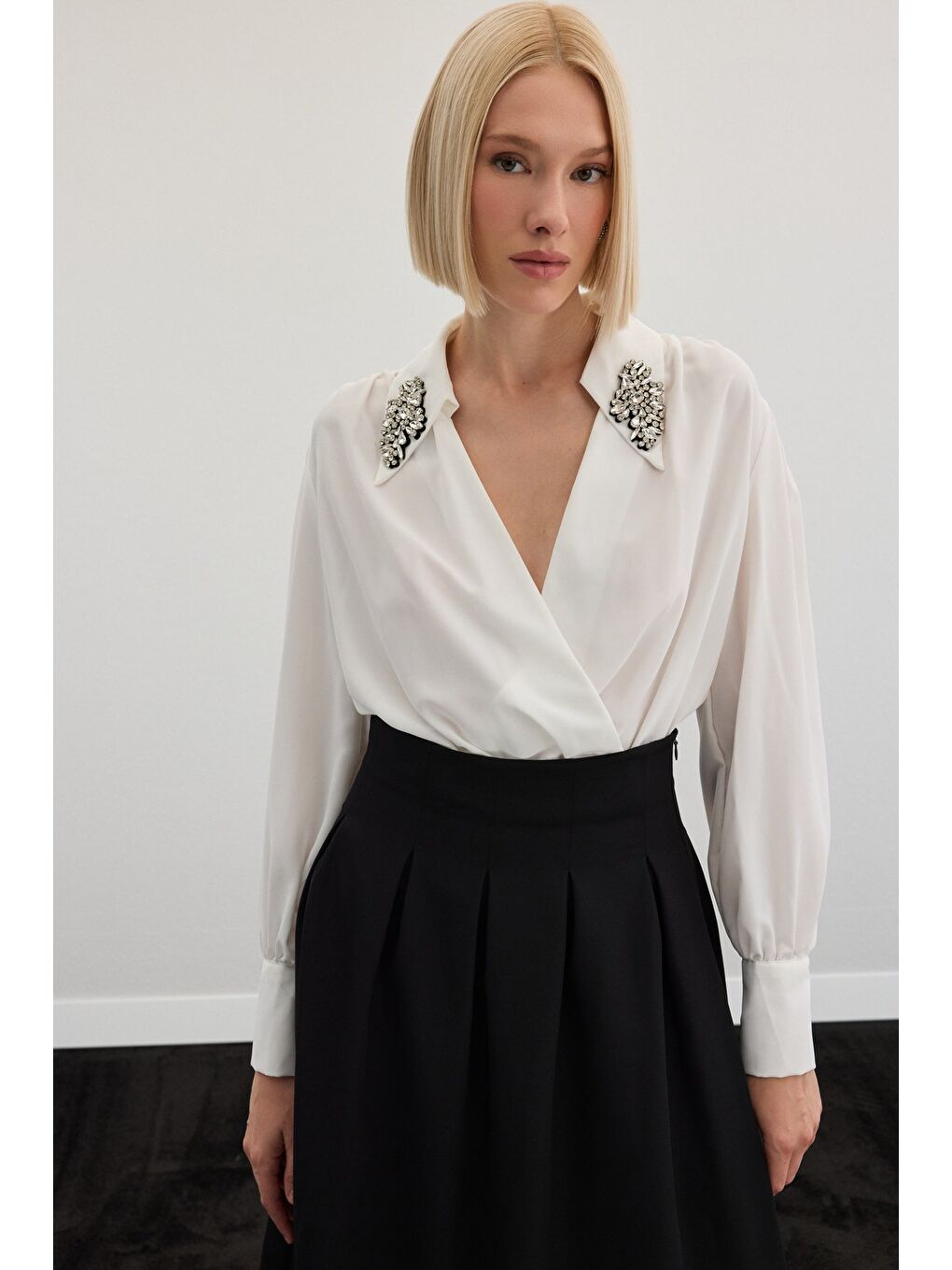 Aksesuar Detaylı Bodysuit Bluz - Ekru-2