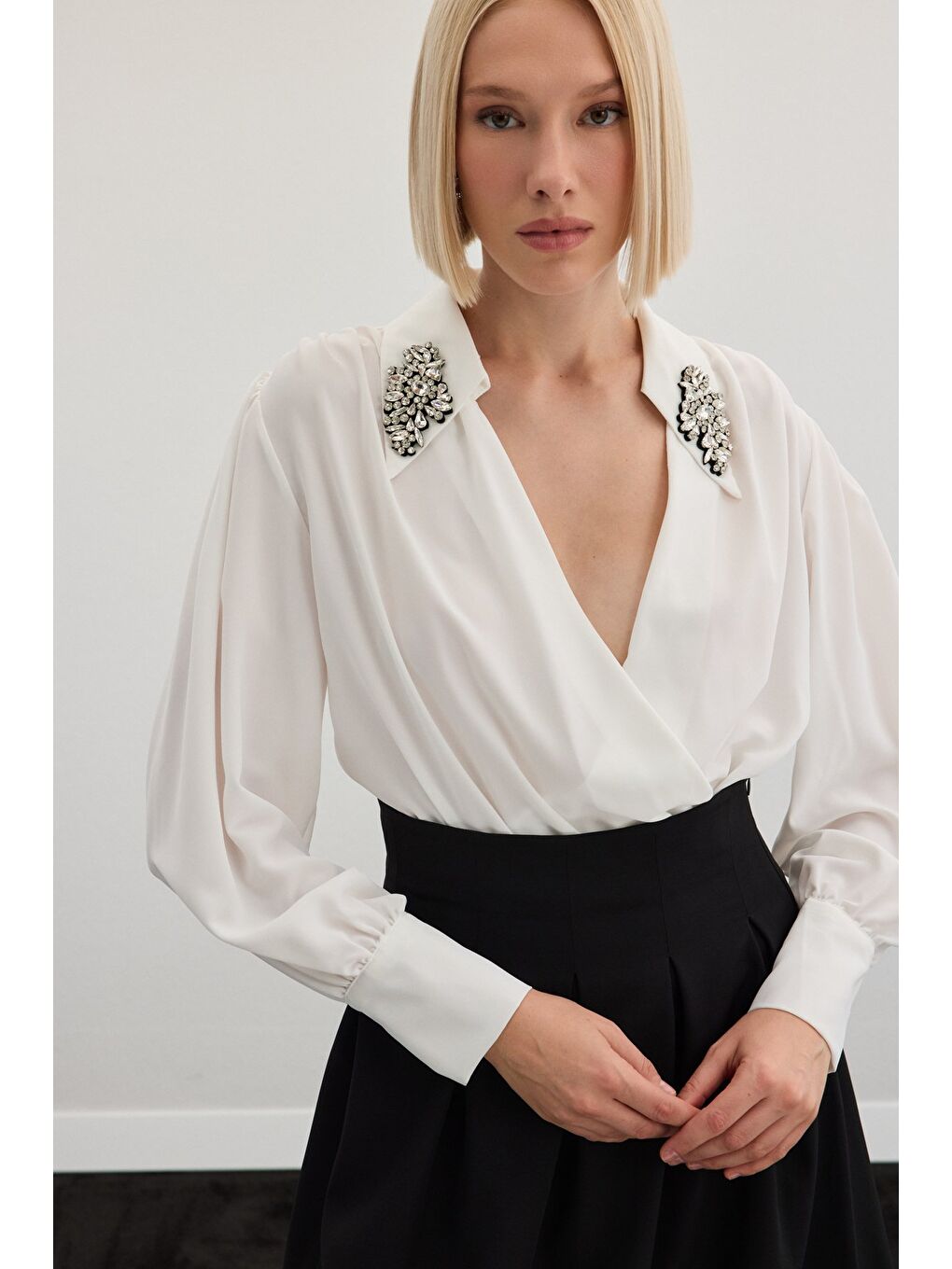 Aksesuar Detaylı Bodysuit Bluz - Ekru-3