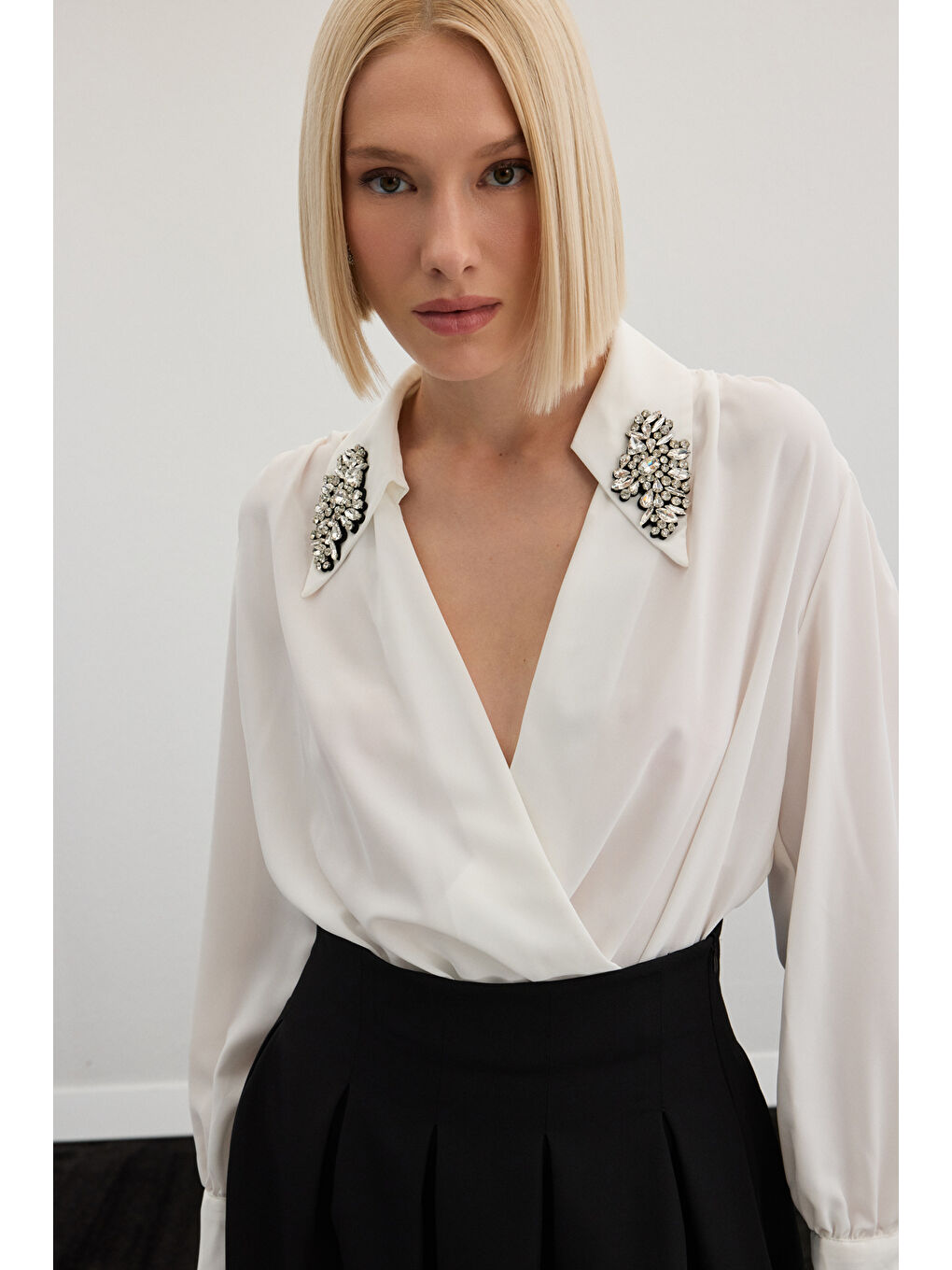 Aksesuar Detaylı Bodysuit Bluz - Ekru-5