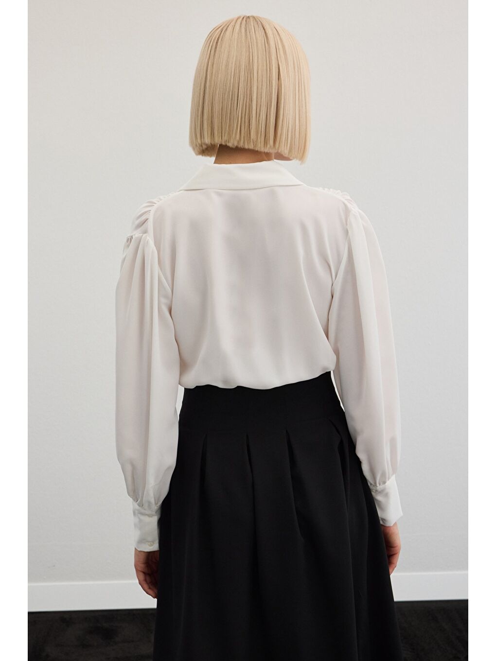 Aksesuar Detaylı Bodysuit Bluz - Ekru-7