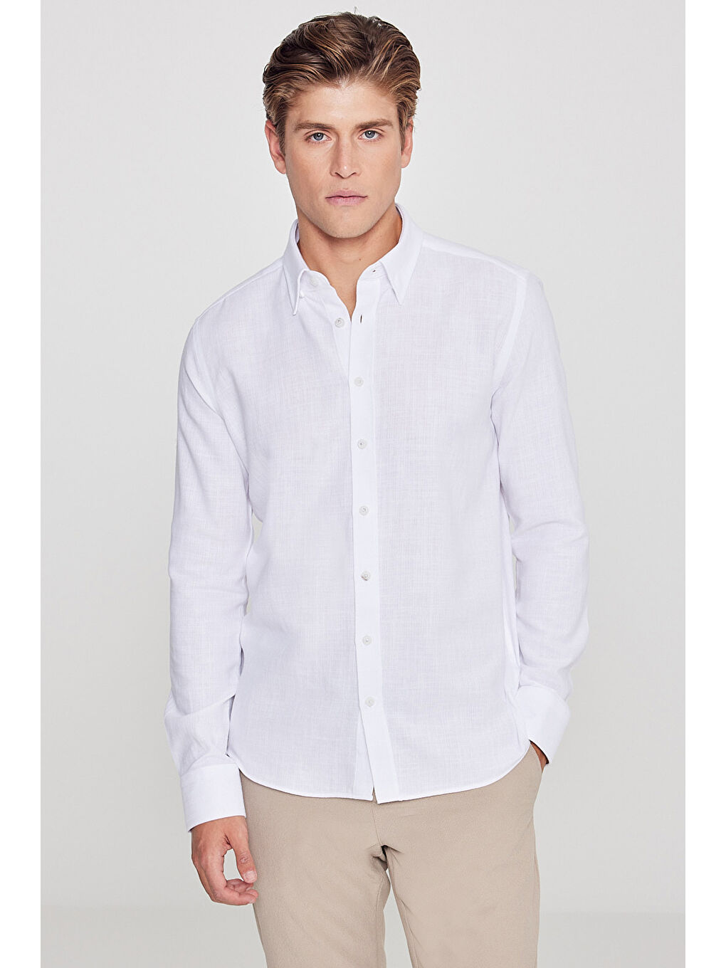 Erkek Beyaz Slim Fit Dar Kesim Gizli Düğmeli Yaka Keten Görünümlü %100 Pamuk Flamlı Gömlek