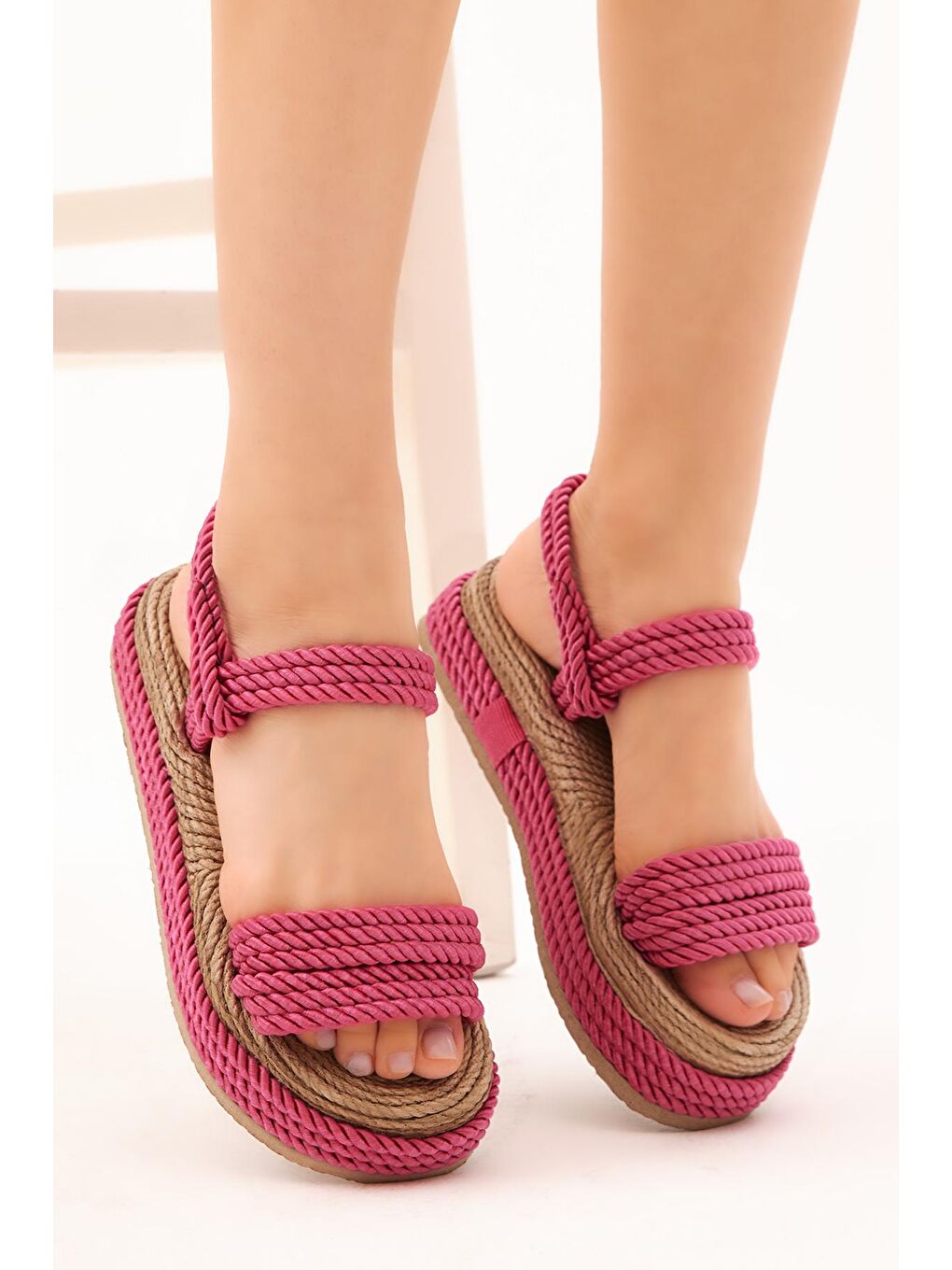 Kadın Fuşya Rahat Kalıp Bantlı Yüksek Taban Halat Sandalet