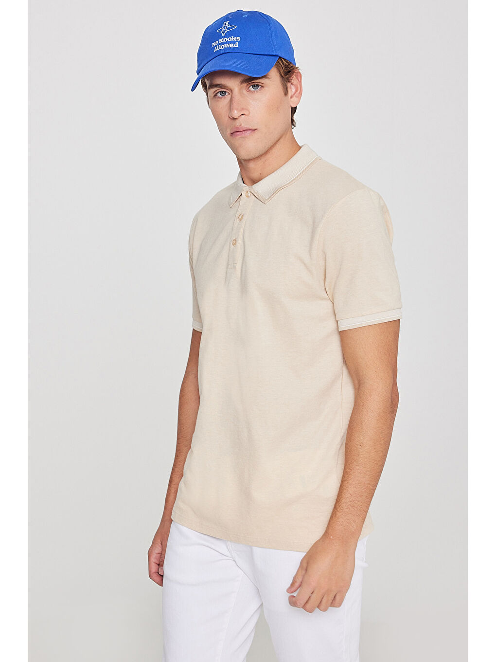 Erkek Açık Bej-Beyaz Slim Fit Dar Kesim Kıvrılmaz Polo Yaka Kısa Kollu Tişört