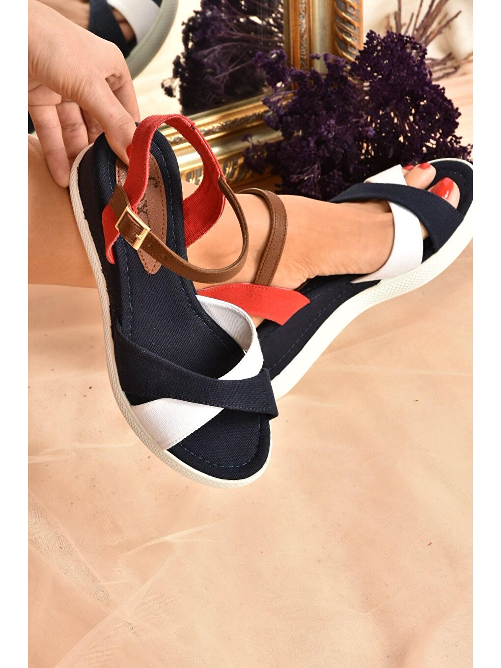 K674305005 Lacivert/Beyaz/Kırmızı Dolgu Taban Kadın Topuklu Sandalet-1