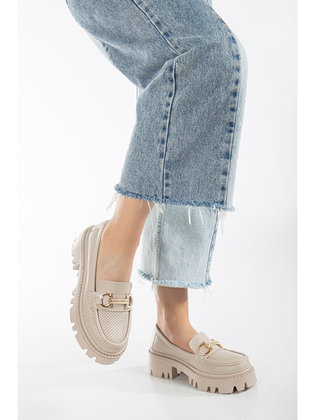 Bej Kadın Ten Cilt Rahat Kalıp Önü Tokalı Kalın Taban Loafer-1