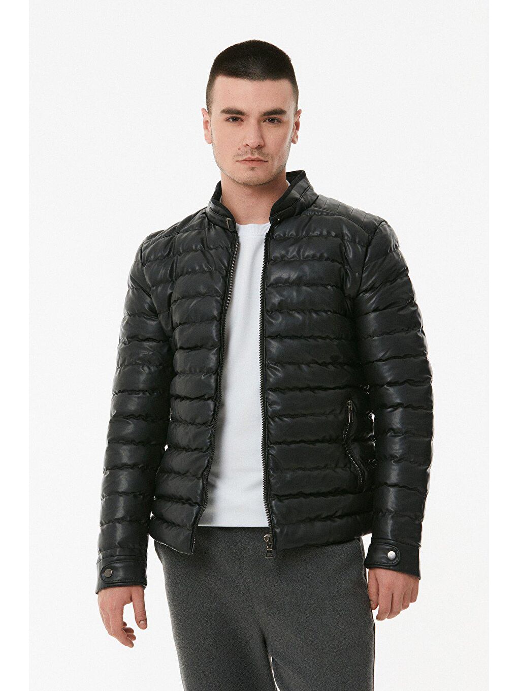 Siyah Dik Yaka Suni Deri Görünümlü Mont