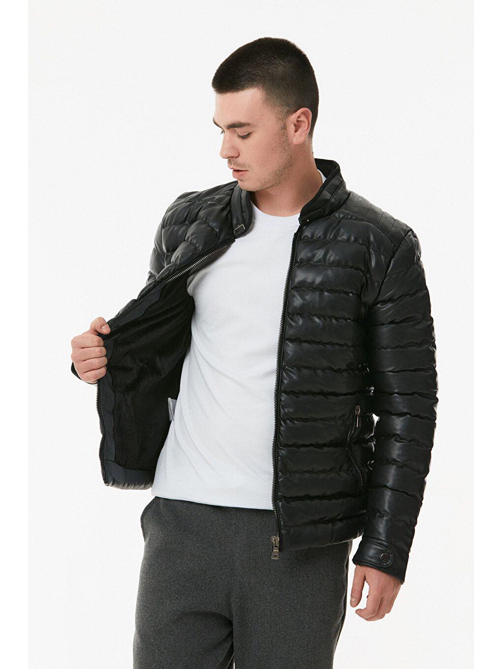 Siyah Dik Yaka Suni Deri Görünümlü Mont-1