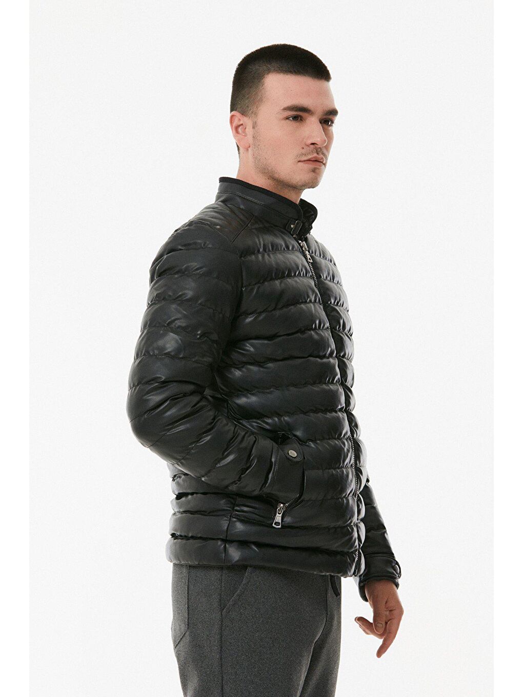 Siyah Dik Yaka Suni Deri Görünümlü Mont-4