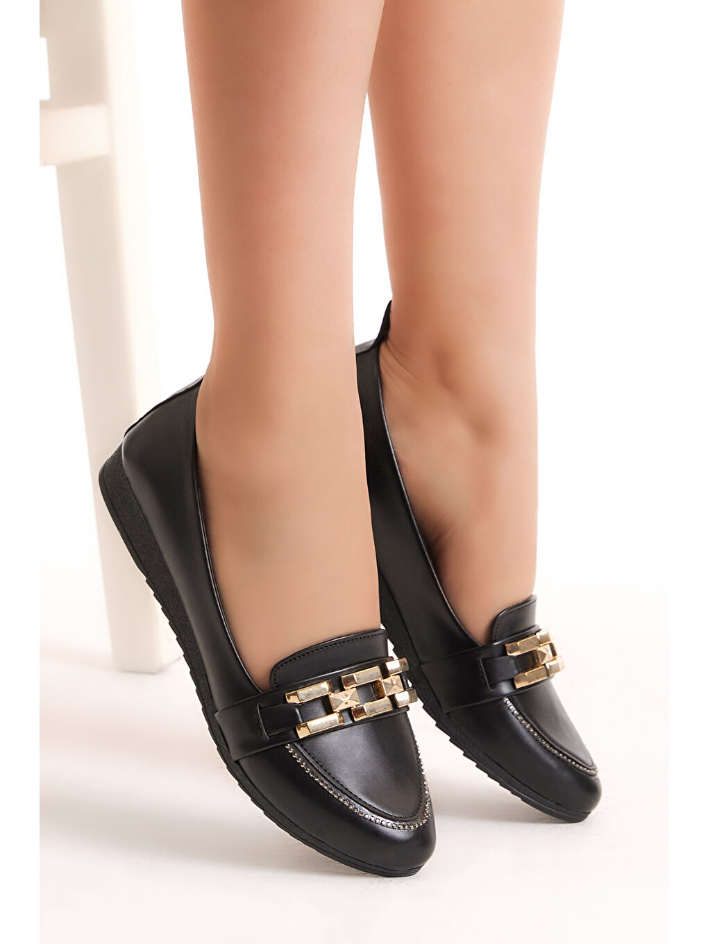 Kadın Siyah Rahat Kalıp Önü Zincir Detaylı Babet-1