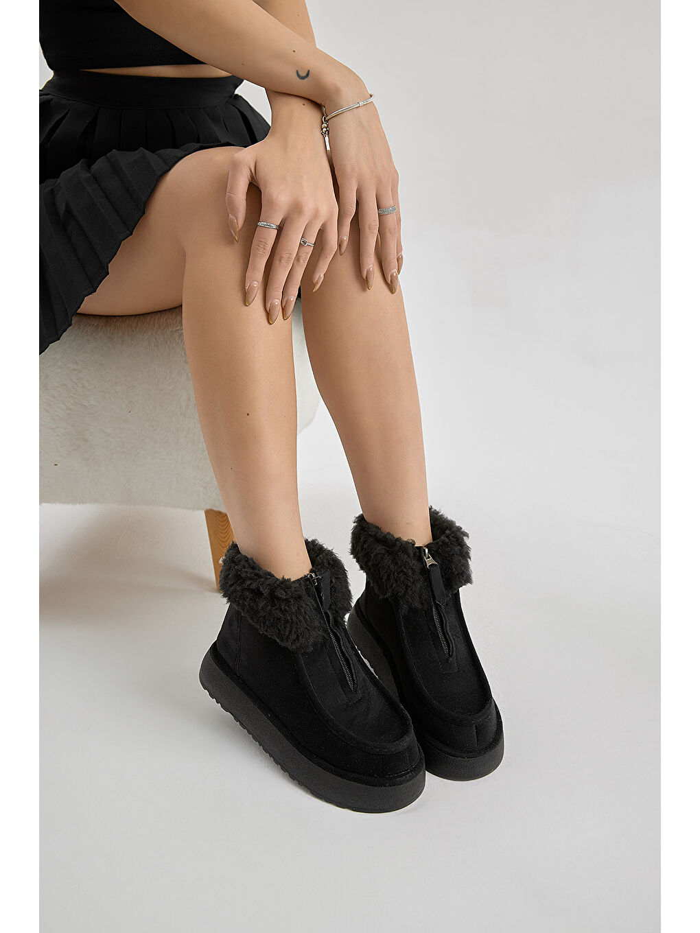 Kadın Siyah Kalın Taban Kürklü Önü Fermuarlı Süet Bot-1