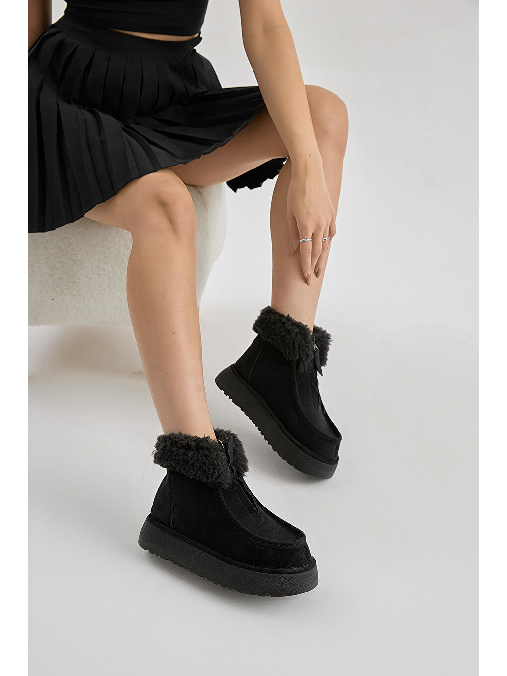 Kadın Siyah Kalın Taban Kürklü Önü Fermuarlı Süet Bot-2