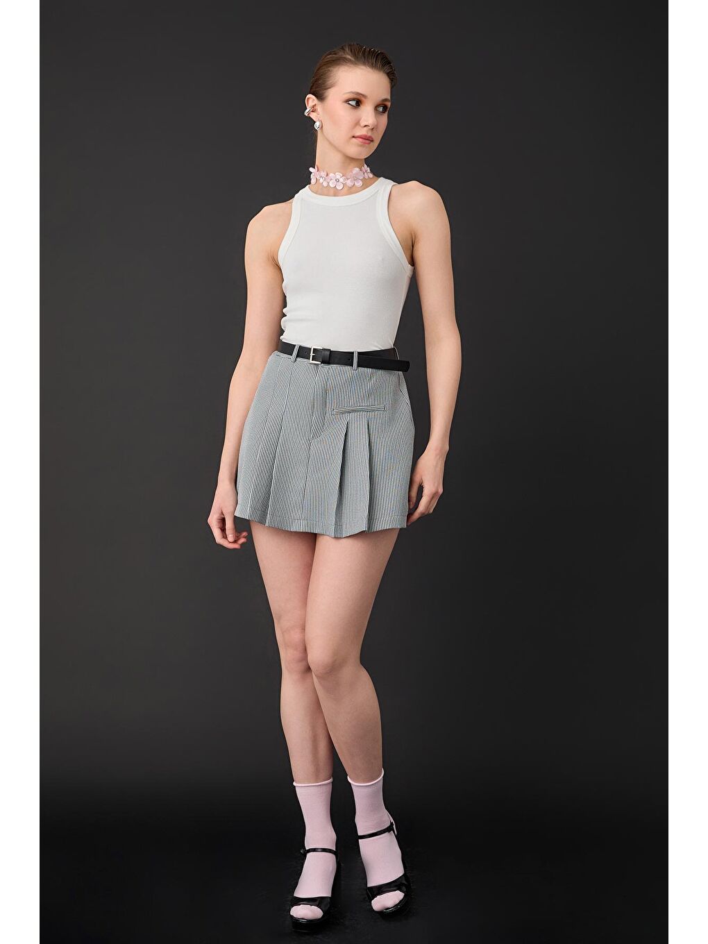 İnce Çizgi Detaylı Kemerli Şort Etek Gri-1