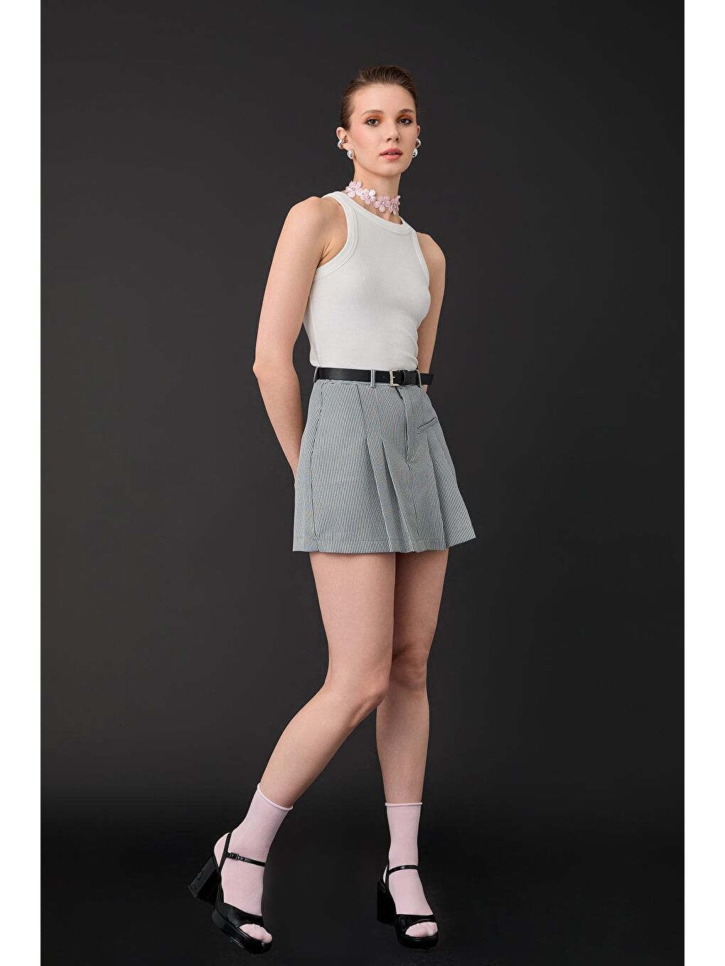 İnce Çizgi Detaylı Kemerli Şort Etek Gri-2