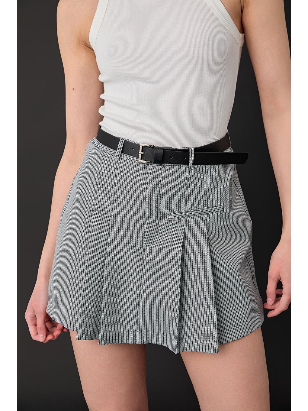 İnce Çizgi Detaylı Kemerli Şort Etek Gri-3