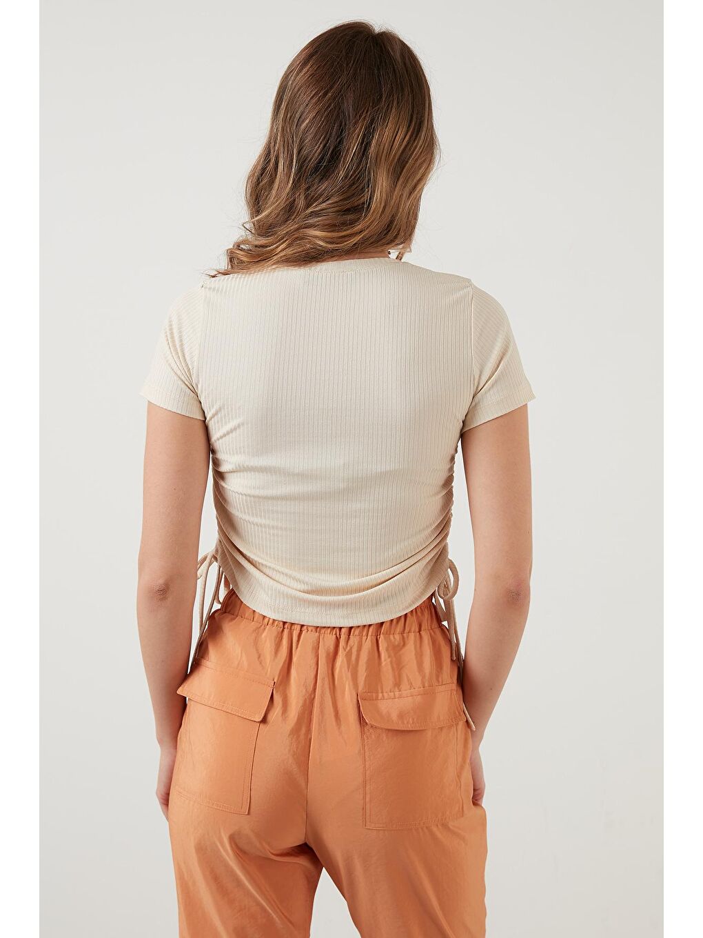 Gri Yanlardan Büzgülü Kısa Kollu Crop Bluz 5864010-5