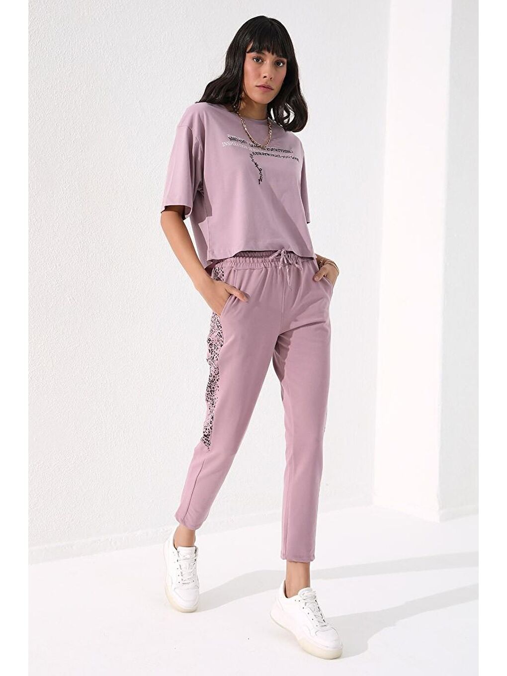 Pembe Gül Kurusu Yanları Leopar Desenli Rahat Form Dar Paça Kadın Eşofman Alt - 94572