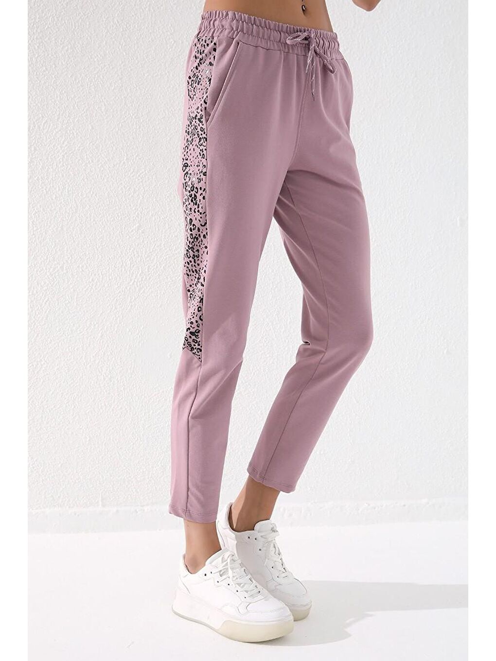 Pembe Gül Kurusu Yanları Leopar Desenli Rahat Form Dar Paça Kadın Eşofman Alt - 94572-1