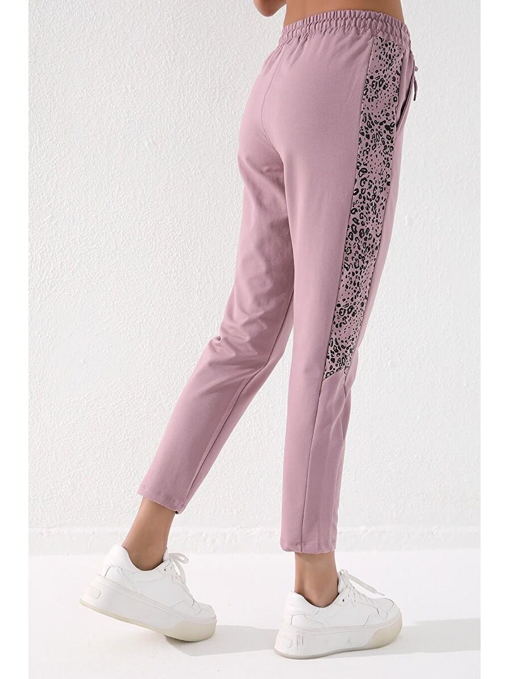 Pembe Gül Kurusu Yanları Leopar Desenli Rahat Form Dar Paça Kadın Eşofman Alt - 94572-3