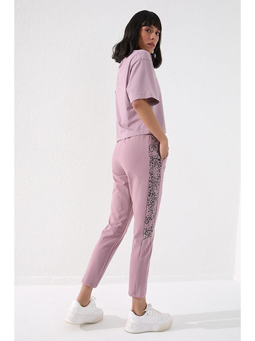 Pembe Gül Kurusu Yanları Leopar Desenli Rahat Form Dar Paça Kadın Eşofman Alt - 94572-4