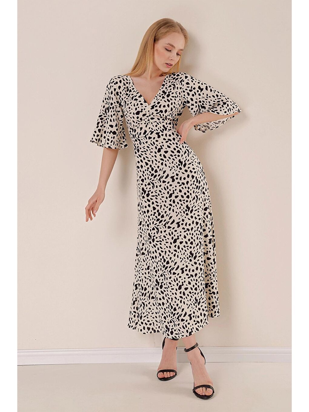 Bej Taş V Yaka Kısa Kol Desenli Elbise-1