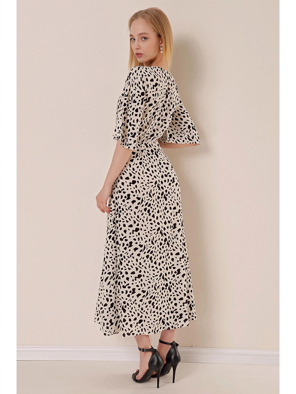 Bej Taş V Yaka Kısa Kol Desenli Elbise-4