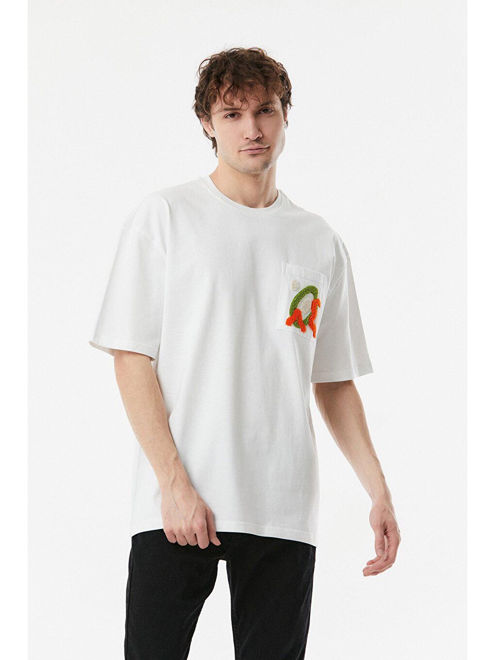 Beyaz Nakışlı Bisiklet Yaka Oversize Tişört