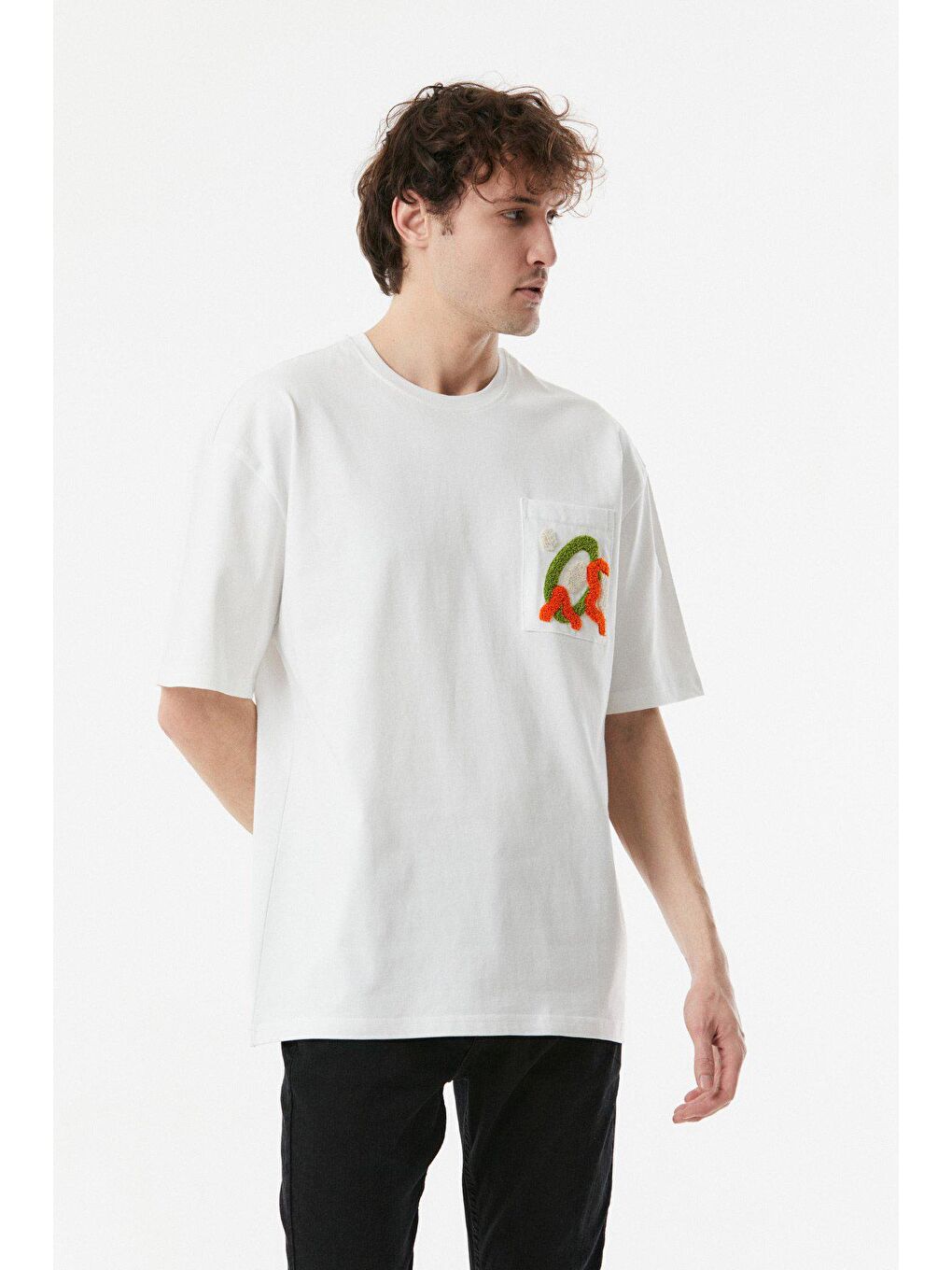 Beyaz Nakışlı Bisiklet Yaka Oversize Tişört-1