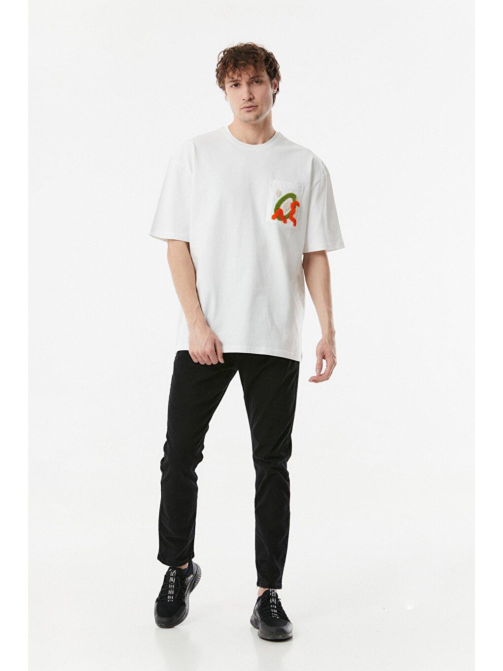 Beyaz Nakışlı Bisiklet Yaka Oversize Tişört-3