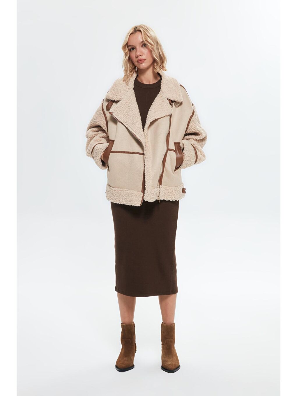 Kolları Peluş Detaylı Kaşe Kısa Kaban Bej