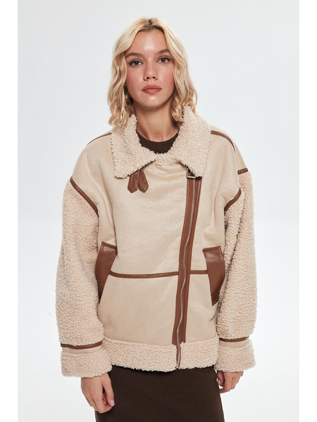 Kolları Peluş Detaylı Kaşe Kısa Kaban Bej-3
