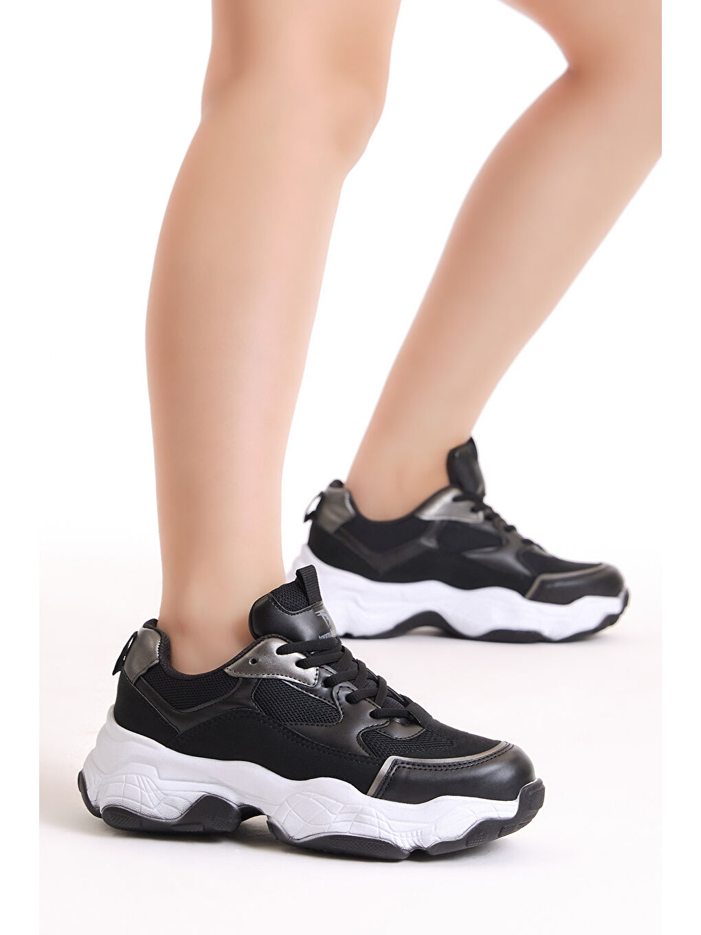 Kadın Siyah Beyaz Poli Taban Nefes Alabilen Kumaş Bağcıklı Sneaker