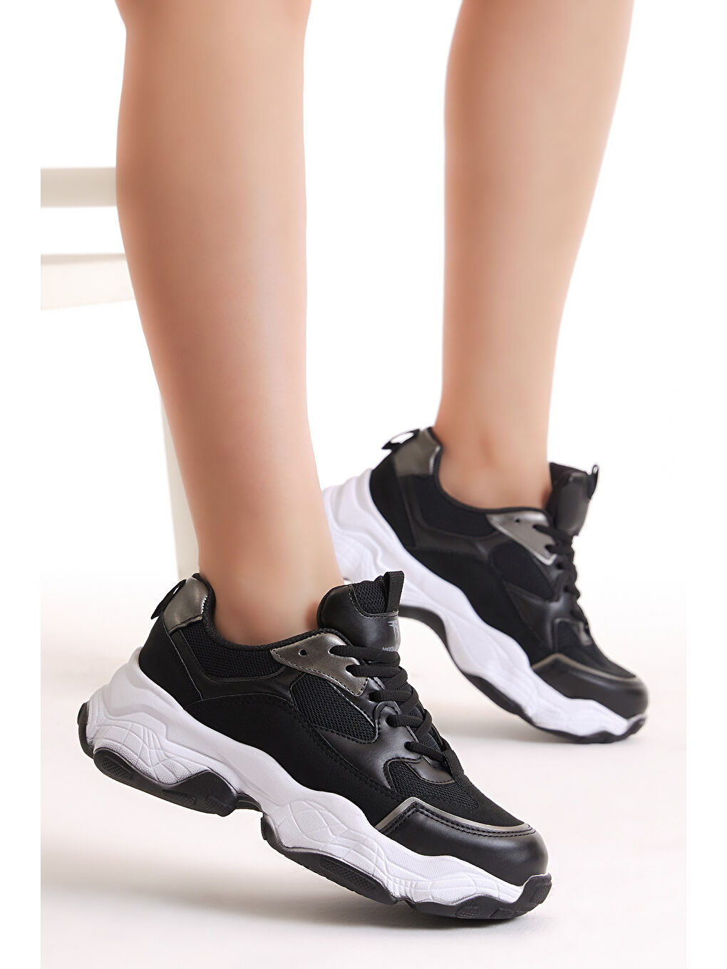 Kadın Siyah Beyaz Poli Taban Nefes Alabilen Kumaş Bağcıklı Sneaker-1