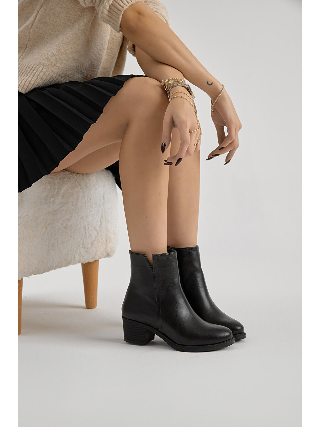 Kadın Siyah Cilt Termo Taban Fermuarlı Topuklu Bot-1