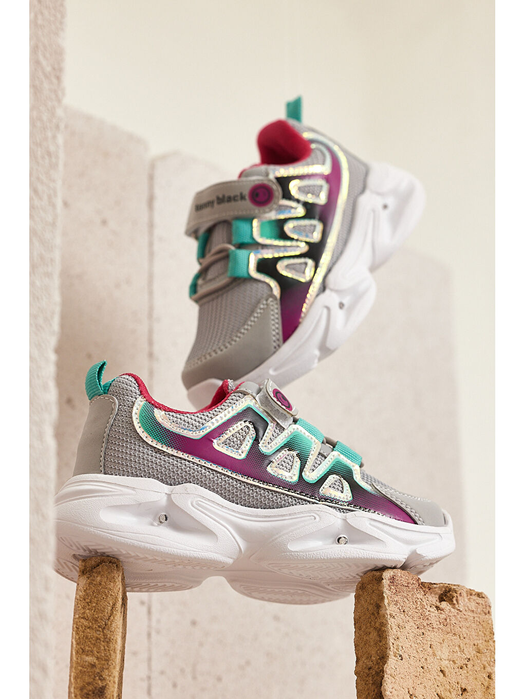 Gri Çocuk Unisex Buz Fuşya Rahat Kalıp Işıklı Cırtlı Ayakkabı-1