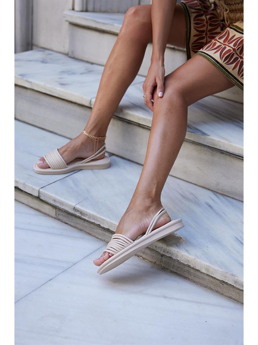 Bej Kadın Biyeli Puf Sandalet-1