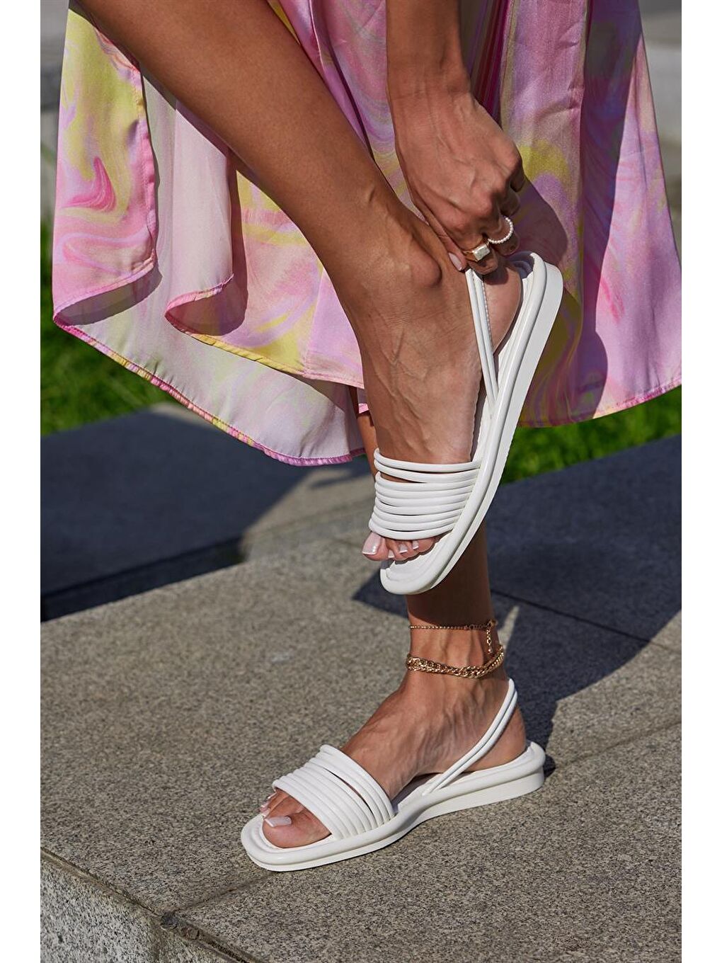 Beyaz Kadın Biyeli Puf Sandalet-1