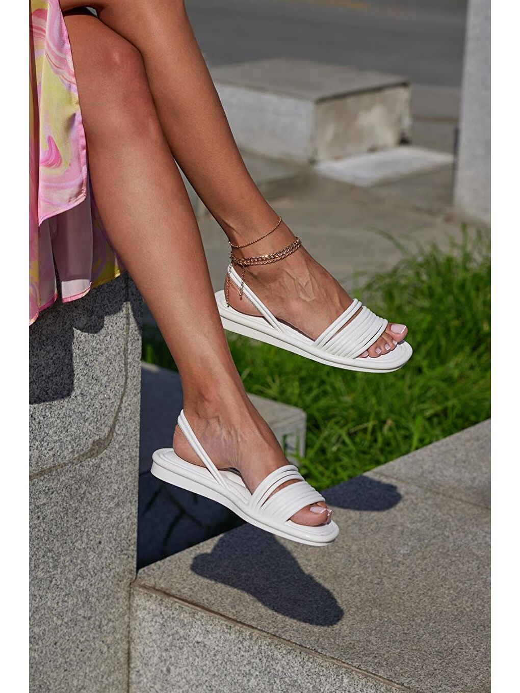 Beyaz Kadın Biyeli Puf Sandalet-2