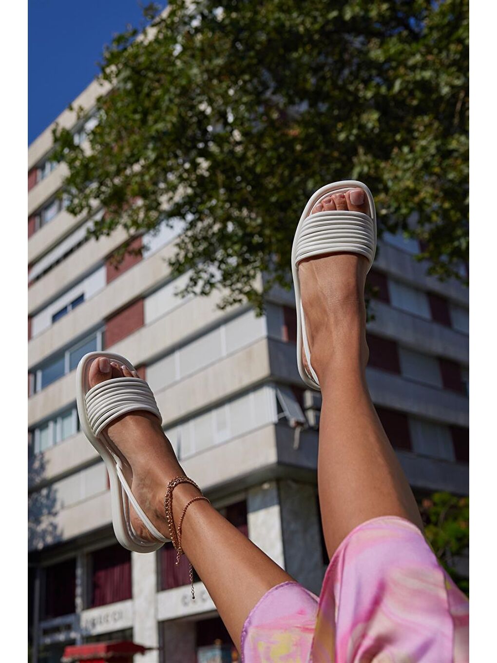 Beyaz Kadın Biyeli Puf Sandalet-3