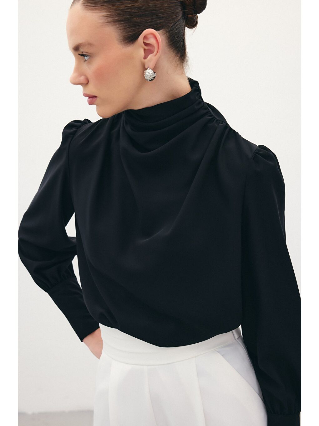 Drape Detaylı Bluz - Siyah-1